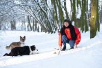 Illustrator Mélanie Rutten met honden in de sneeuw