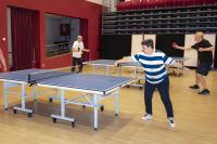 Mensen die pingpong aan het spelen zijn